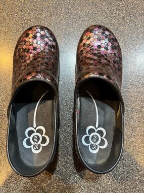 Sanita Kids Hexagon Iridescent Clogs - Black with Pink and Purple Highlights